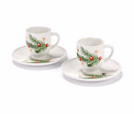 Deux tasses à expresso avec un motif de Noël sur un fond blanc.