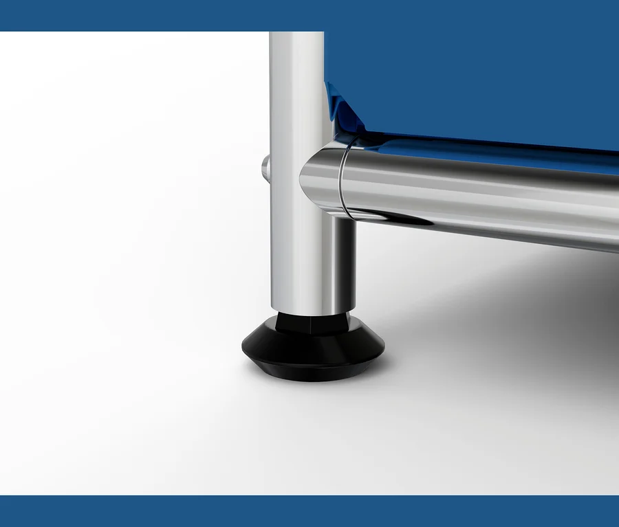 Gros plan de la base d'un meuble, montrant un poteau vertical argenté relié à un tube chromé horizontal, reposant sur un pied conique noir. Un panneau bleu est visible au-dessus du tube.