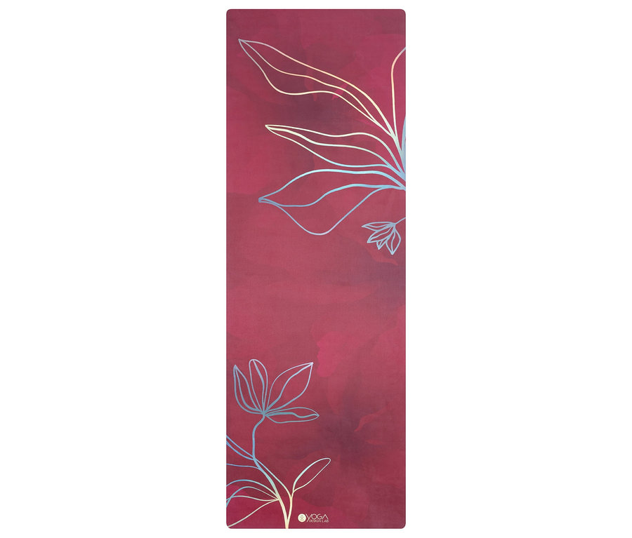 Tapis de yoga bordeaux avec motif floral.