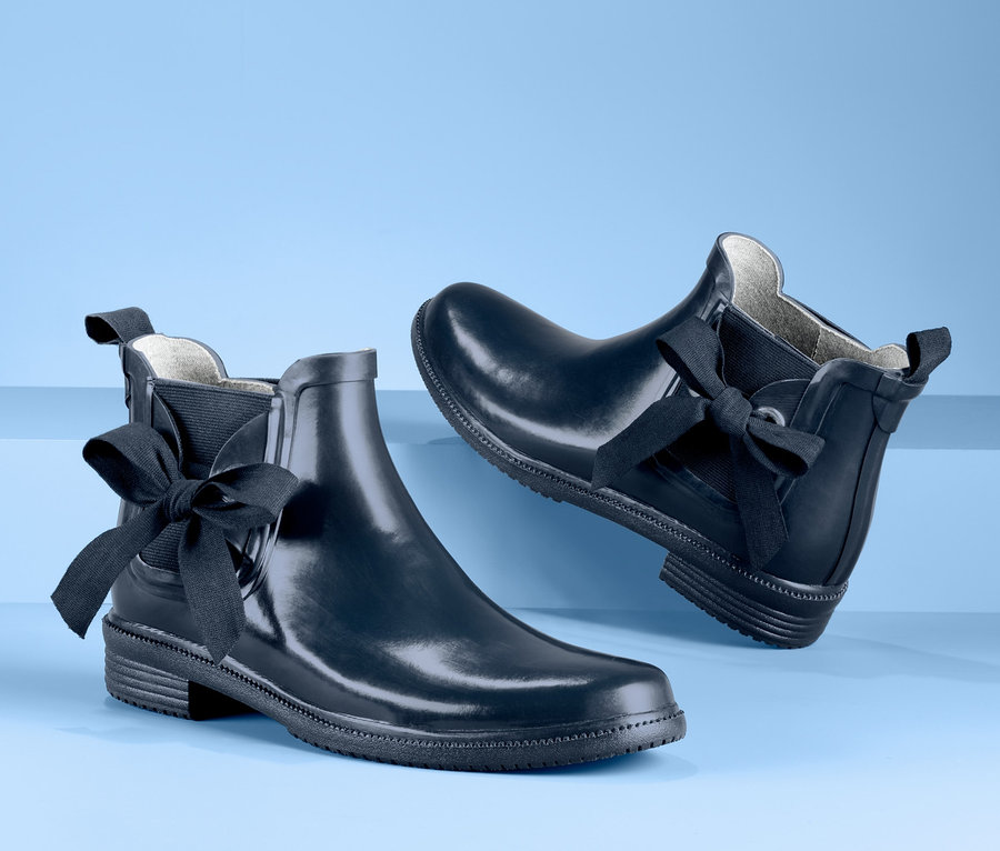 Deux bottines de pluie bleu marine avec nœud.