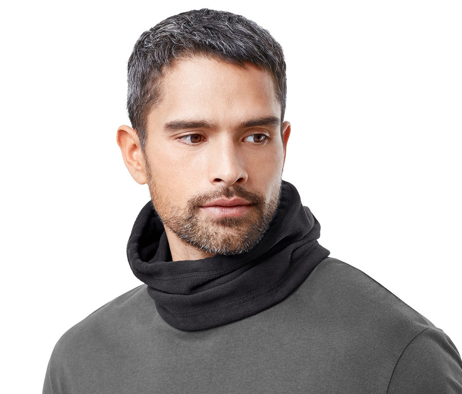 Un homme porte une cagoule noire en micropolaire.