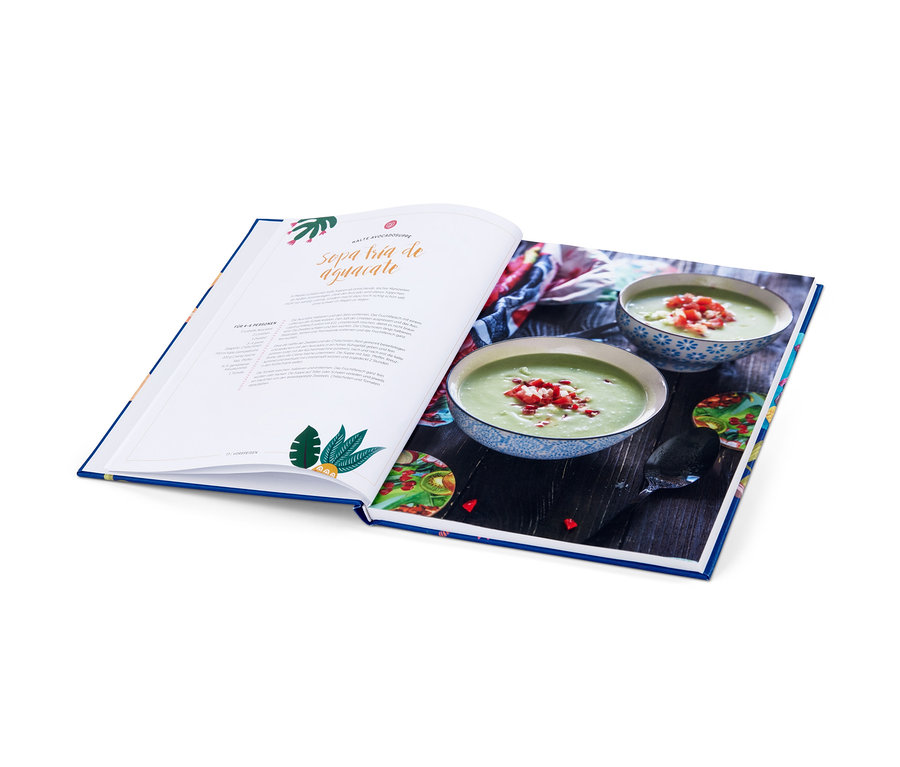 Livre ouvert « Viva Mexiko » avec une recette de soupe à l'avocat et deux bols de soupe sur l'image.
