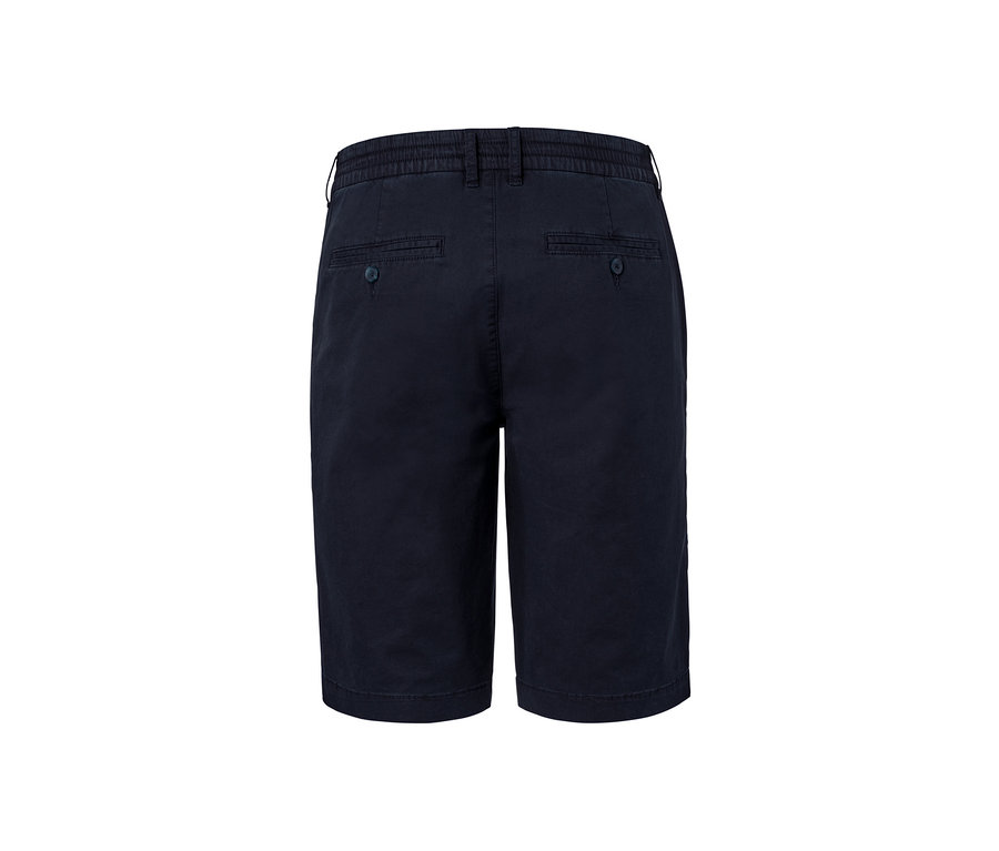 Vue détaillée de l'arrière d'un short chino bleu marine.