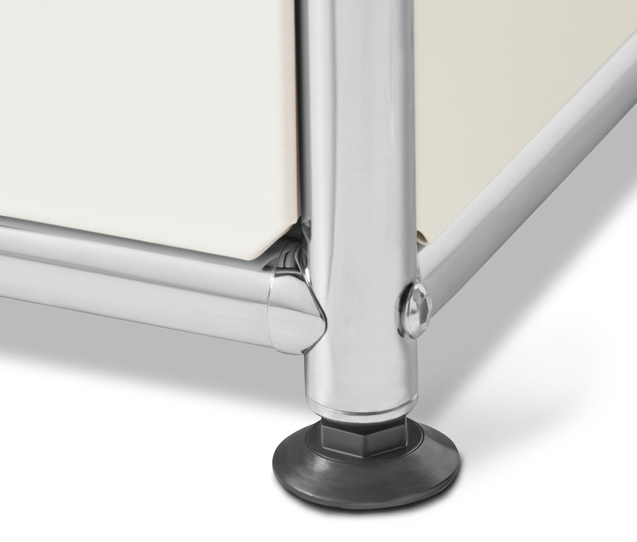 Détail d'une garde-robe métallique blanche « CN3 ».