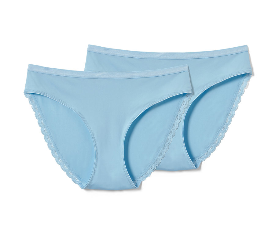 Deux culottes échancrées bleu clair.