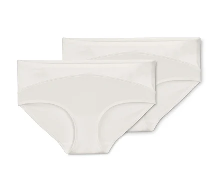 Deux culottes blanc crème l'une sur l'autre.