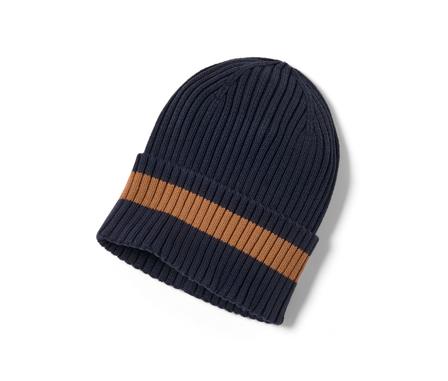 Gros plan d'un bonnet en maille avec une bande marron.