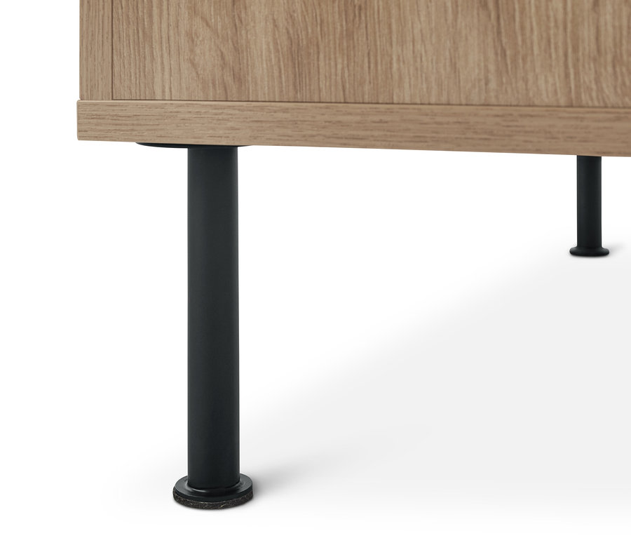 Gros plan sur un banc avec compartiment de rangement montrant les pieds.