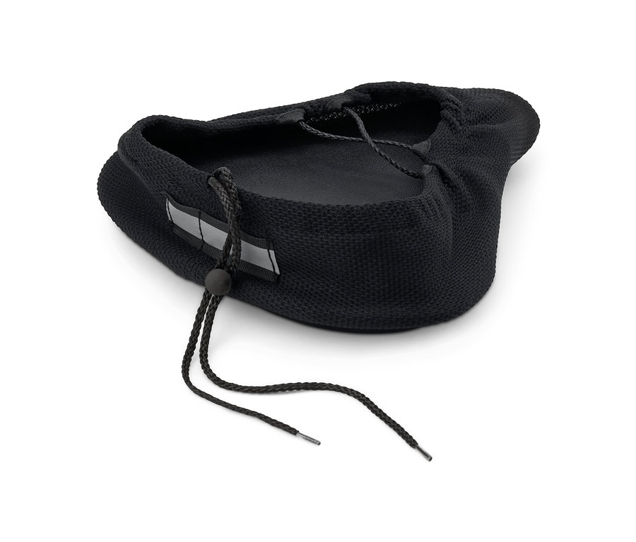 Une housse de selle noire en mousse à mémoire de forme posée sur un fond blanc.