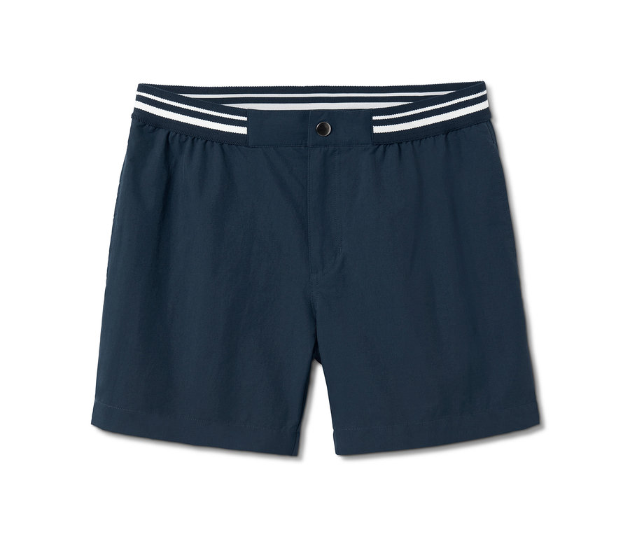 Short de bain bleu marine avec rayures blanches à la taille.