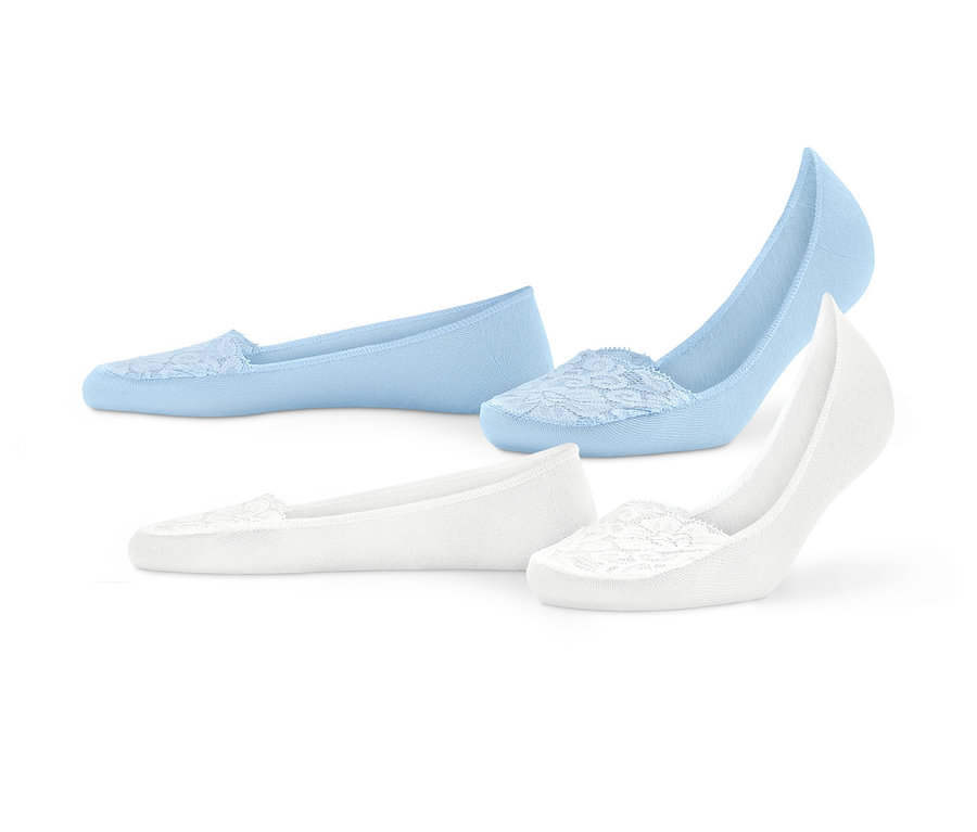 Deux paires de socquettes pour ballerines avec dentelle, une paire bleu clair et une paire blanche, posées sur un fond blanc.