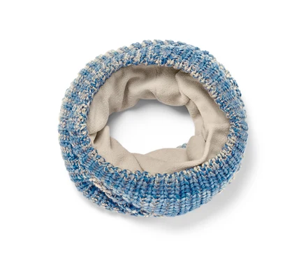 Une écharpe tube en maille bleu et blanc avec une doublure beige sur un fond blanc.