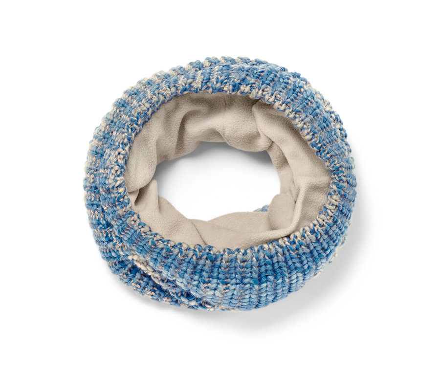 Une écharpe tube en maille bleu et blanc avec une doublure beige sur un fond blanc.