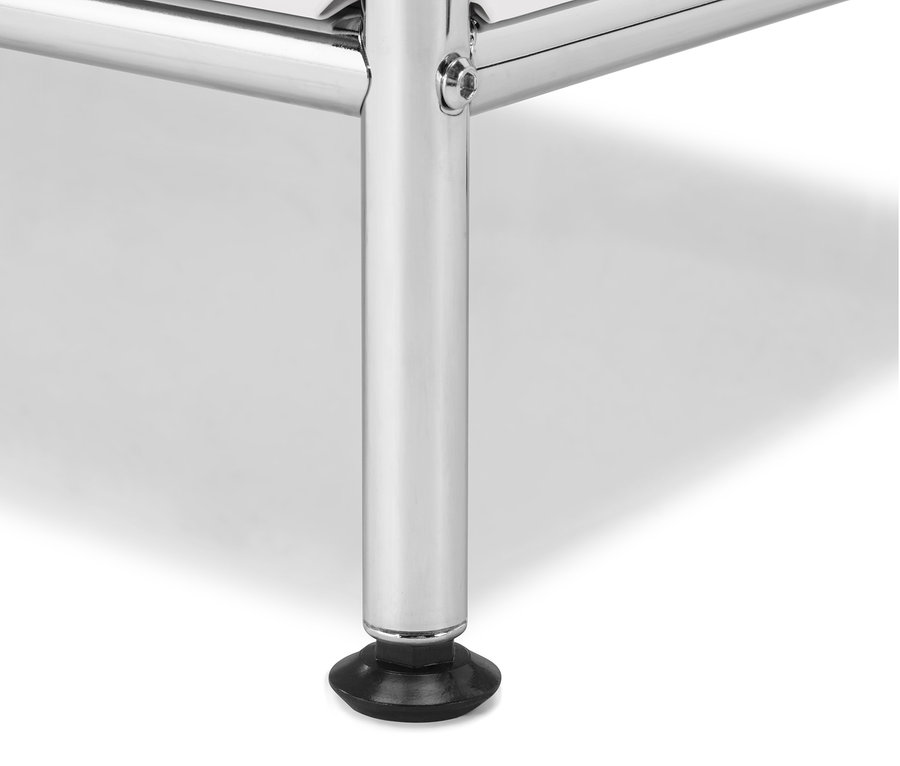 Gros plan sur le pied chromé d'un meuble blanc.