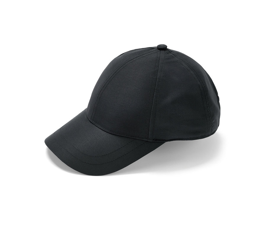 Une casquette noire polyvalente posée sur un fond blanc.