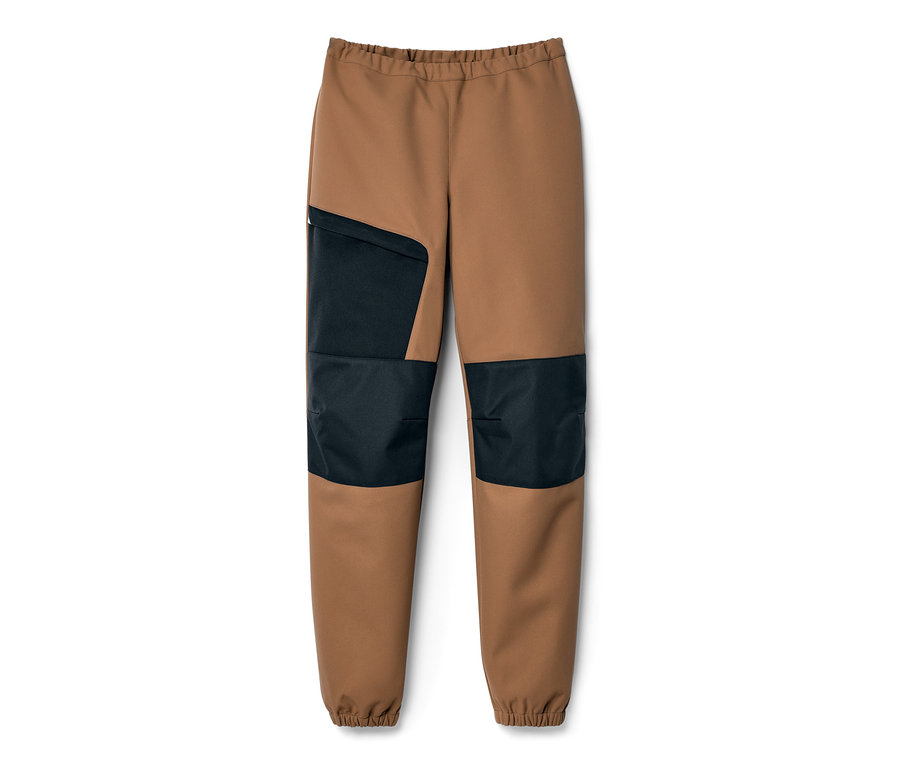 Pantalon en softshell marron pour enfant avec empiècements noirs aux genoux et sur le côté.