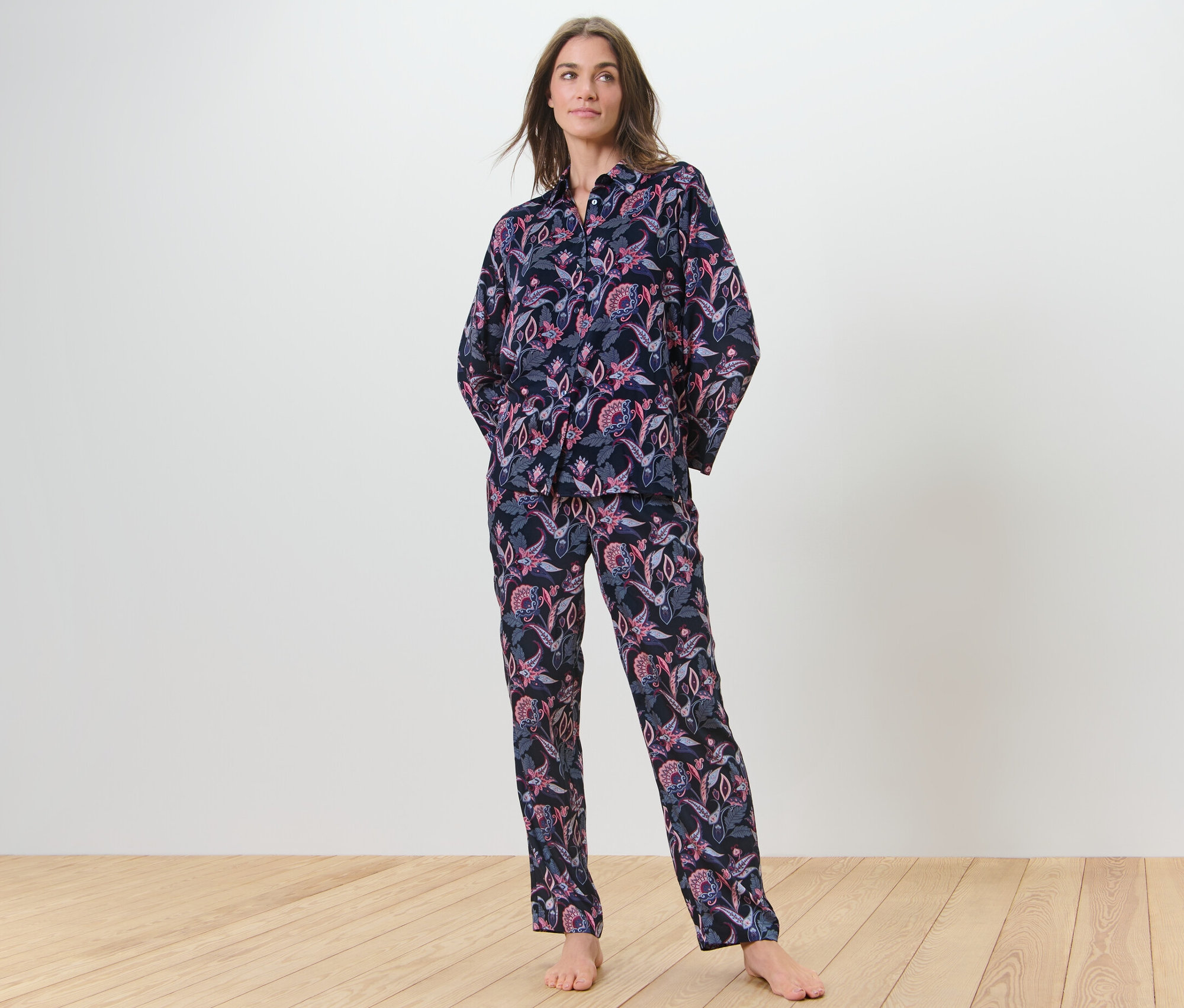 Femme posant en pyjama tissé.