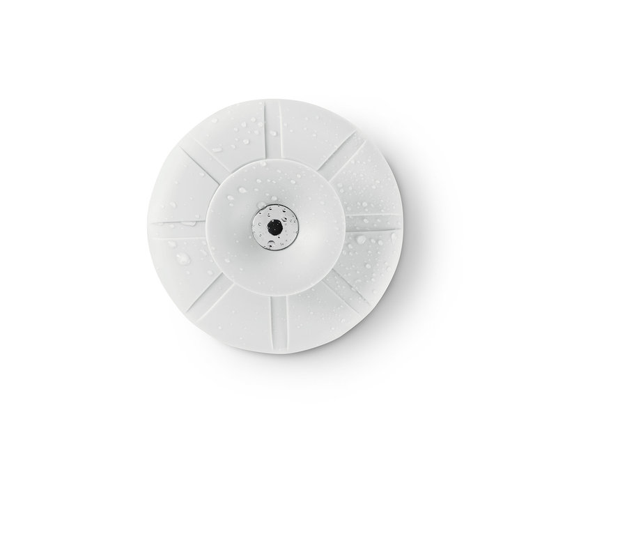 Tamis et bouchon d’évier blancs avec des gouttes d’eau.