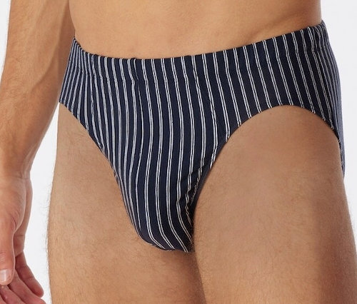 Homme portant un slip Supermini SCHIESSER bleu foncé à rayures blanches.
