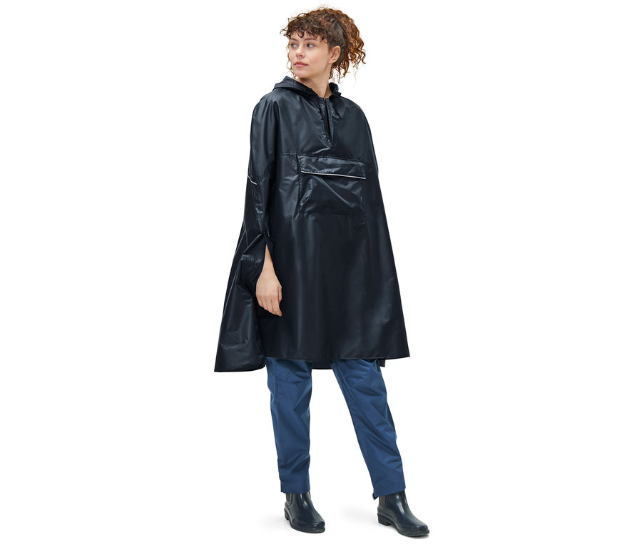 Femme portant un poncho de pluie unisexe bleu.