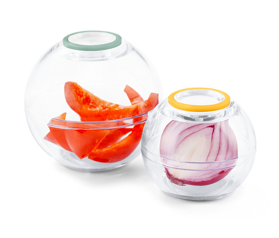 Deux boîtes fraîcheur en forme de boule, une avec du poivron rouge et l'autre avec un oignon.