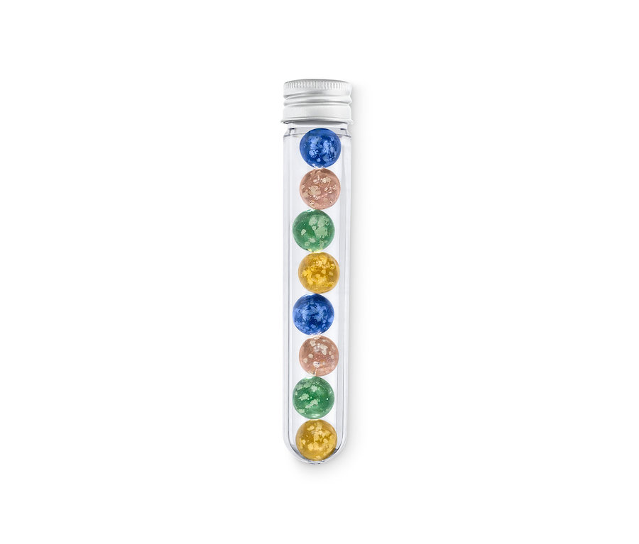 Sept billes lumineuses dans un tube transparent.
