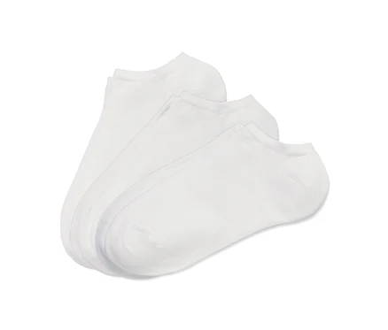 Trois paires de socquettes de sport blanches.