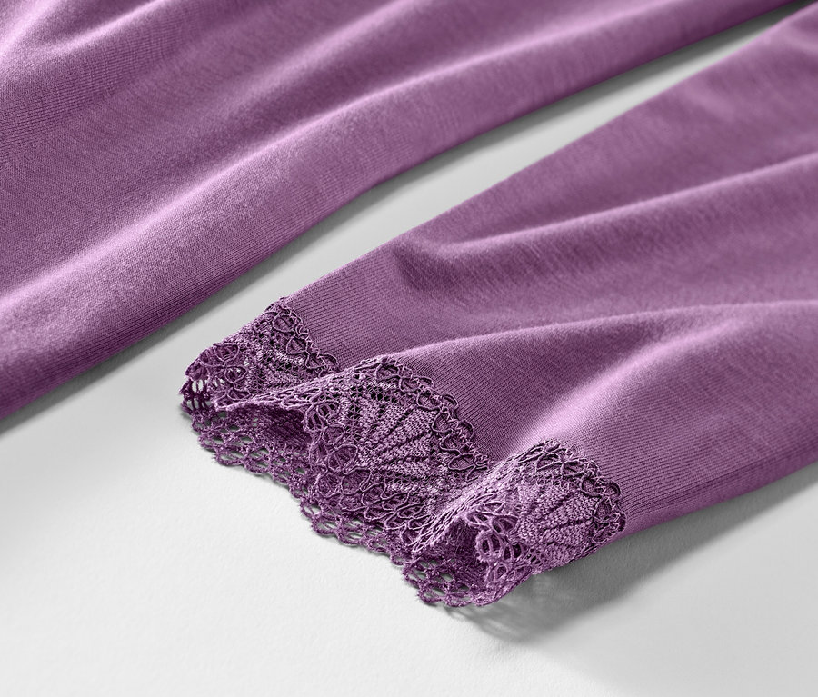 Gros plan sur une chemise de nuit violette avec de la dentelle sur la manche.