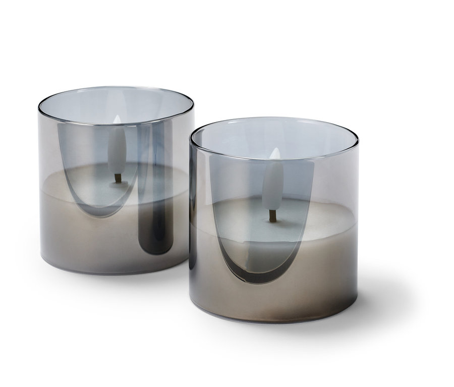 Deux petites bougies à LED en cire véritable dans un verre.