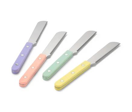 Quatre couteaux à petit-déjeuner avec des manches colorés, violet, pêche, vert et jaune, reposent sur une surface blanche.