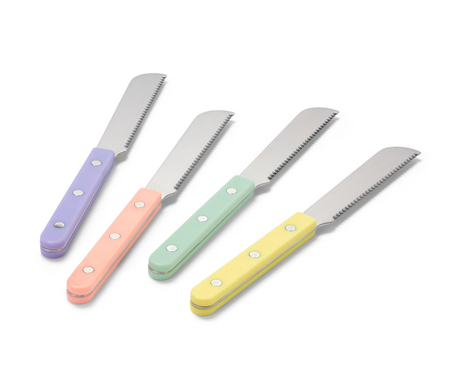 Quatre couteaux à petit-déjeuner avec des manches colorés, violet, pêche, vert et jaune, reposent sur une surface blanche.