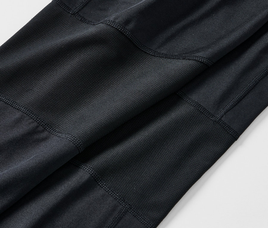 Gros plan sur un legging de sport noir.