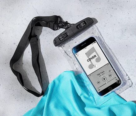 Une housse imperméable pour smartphone posée sur un t-shirt turquoise.