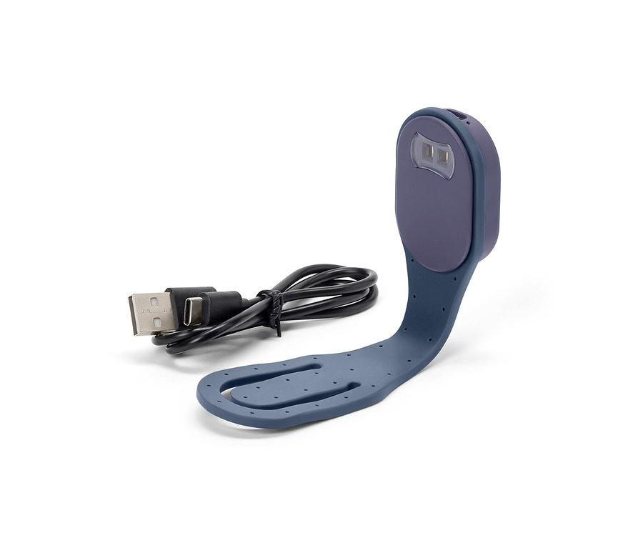 Une mini lampe de lecture LED bleue avec batterie et câble de chargement sur fond blanc.