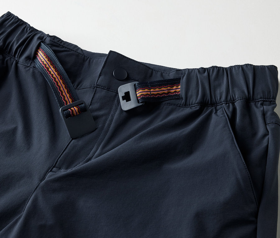 Gros plan sur un short de randonnée fonctionnel avec une ceinture décorative.