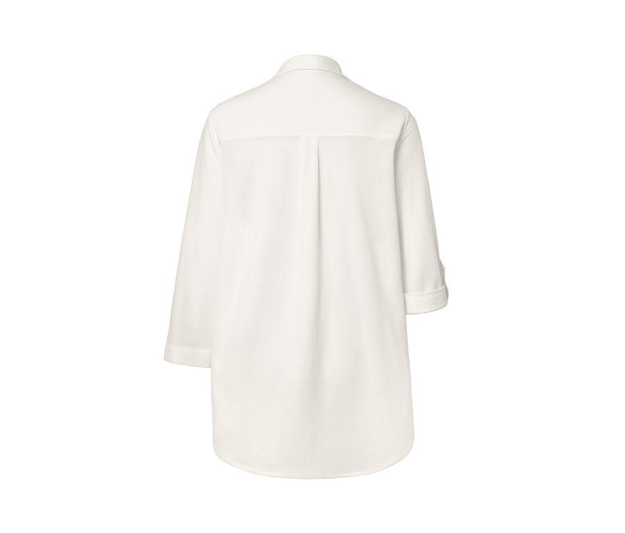Détail d'un chemisier en jersey piqué, blanc crème.
