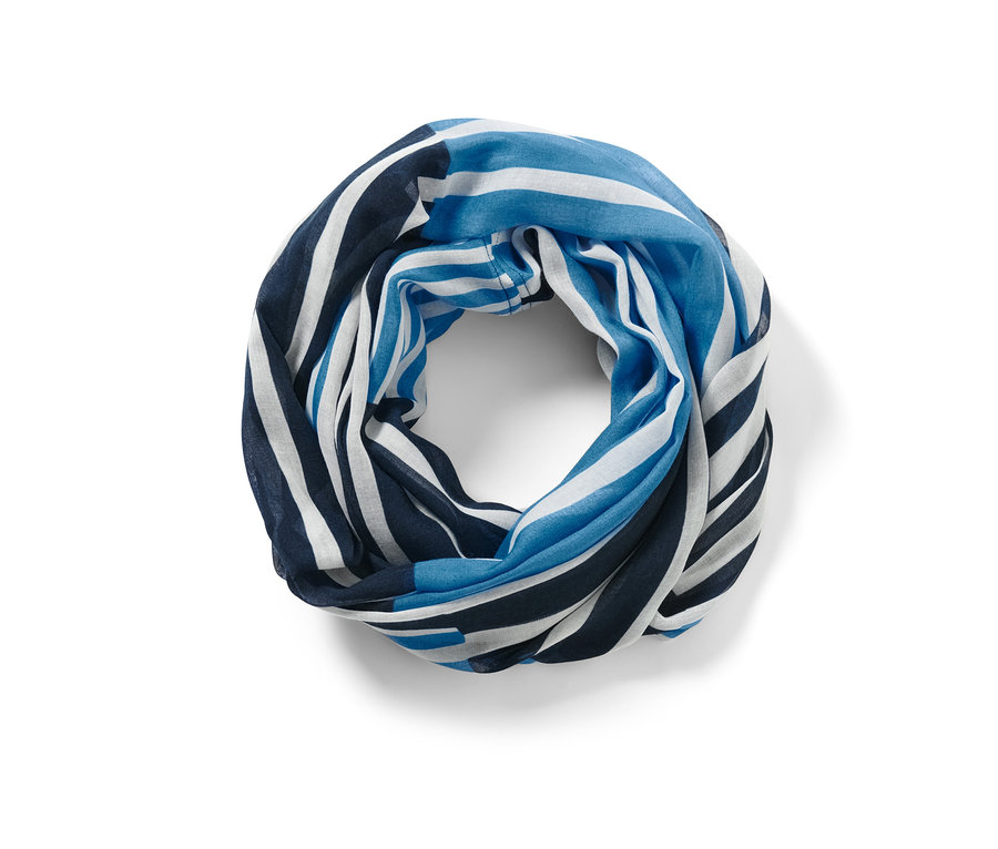 Vue détaillée d'un col écharpe à rayures bleues, bleu marine et blanches.