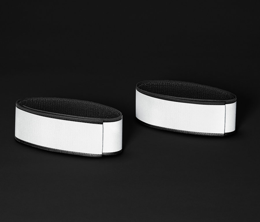 Deux bandes réfléchissantes pour pantalons sur fond noir.