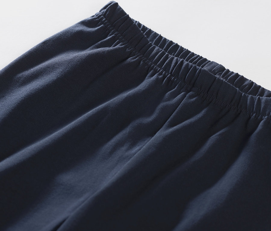 Gros plan sur un pyjama avec legging.