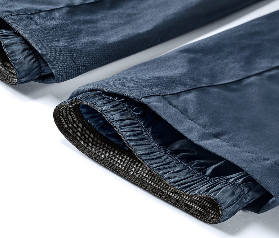 Détail d'un pantalon de ski taille haute bleu.
