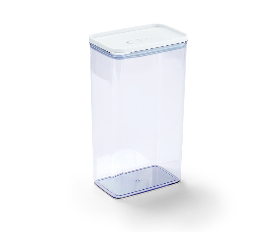 Une boîte de conservation transparente avec un couvercle blanc.