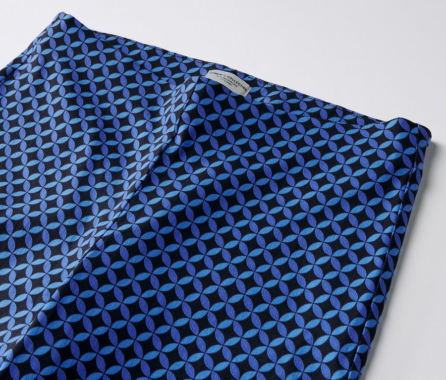 Gros plan sur un pantalon stretch imprimé bleu cobalt.