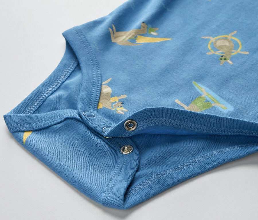 Gros plan sur un body bleu pour bébé avec un motif de kangourous.