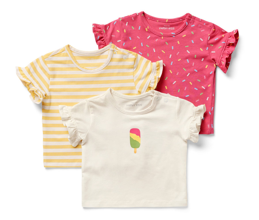 Trois t-shirts pour bébé : un jaune à rayures, un rose imprimé et un blanc avec une glace.