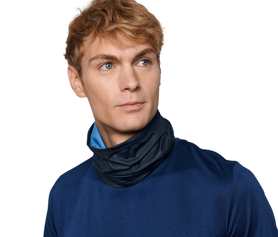 Homme blond portant un foulard multifonction.