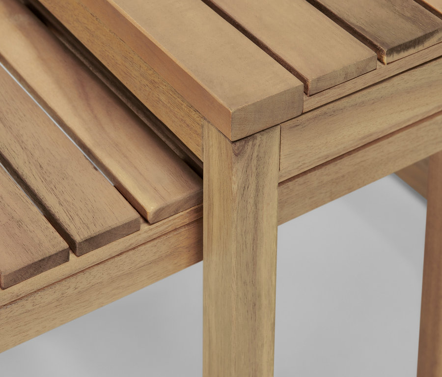 Gros plan sur un ensemble de deux tables d'appoint en bois d'acacia »Lenja«.
