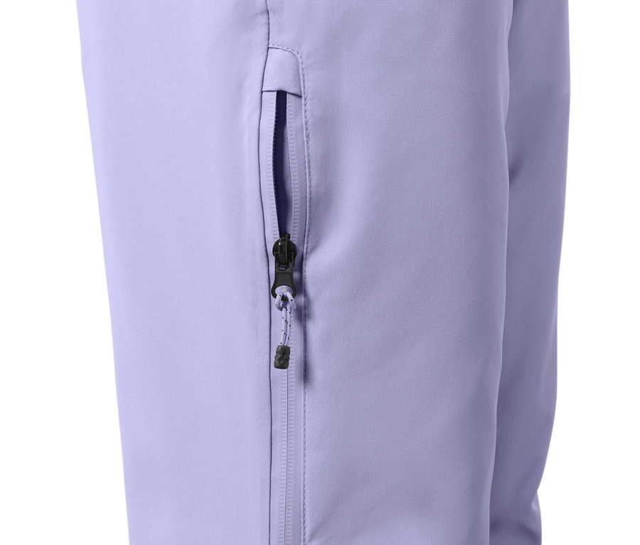 Détail d'un pantalon de ski et de snowboard lilas avec une fermeture éclair de poche ouverte.