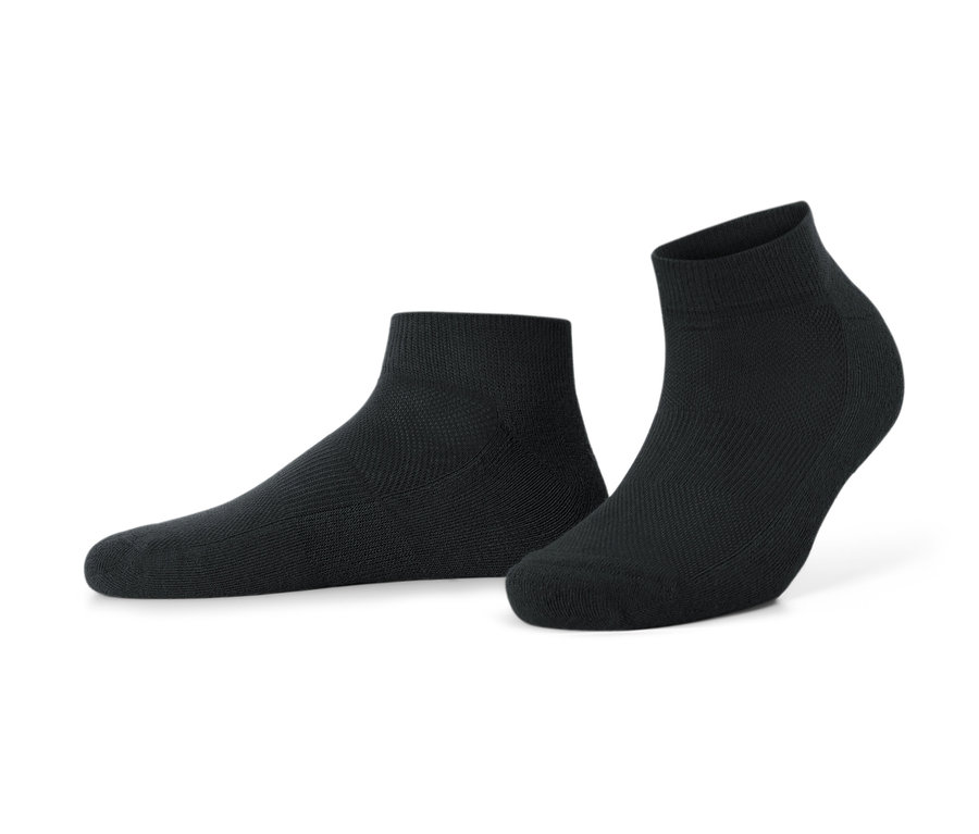 Deux paires de chaussettes de sport fonctionnelles noires.