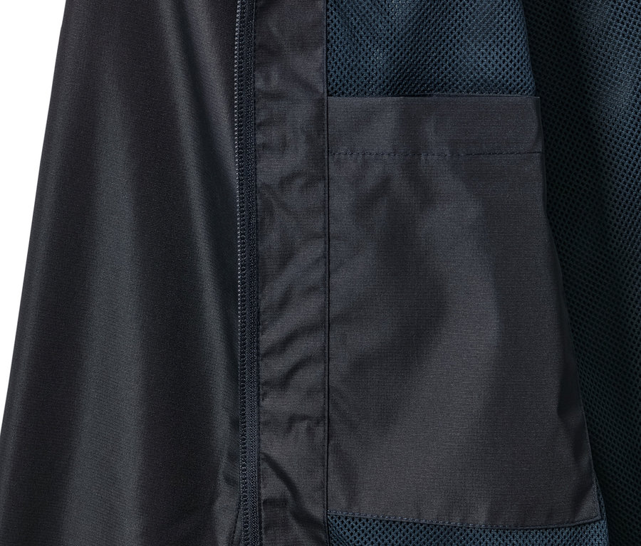 Gros plan sur une veste de pluie unisexe bleu foncé avec poche et fermeture éclair.