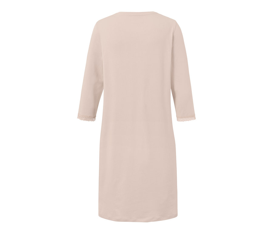 Chemise de nuit beige à manches trois-quarts avec dentelle.